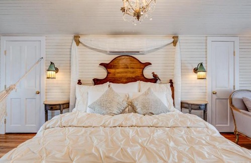 Belmont House | Fairytale Loft Suite 1 bed, 1 bath Luxury Apartment in Downtown Belmont