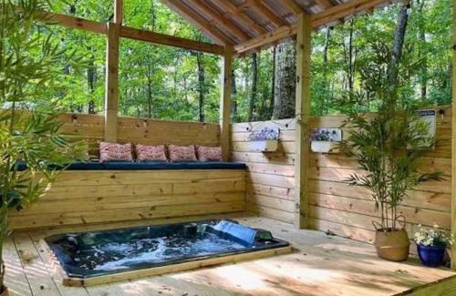 Mentone House | Falcon Lodge - hot tub fire pit & games