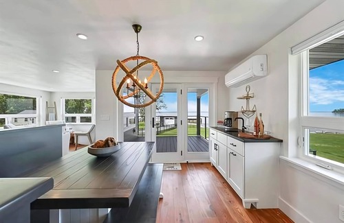 Green Bay House | Fall Bayfront Luxury | Kayaks + Near Lambeau Field