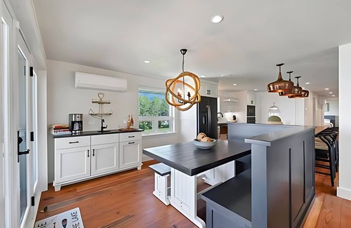 Green Bay House | Fall Bayfront Luxury | Kayaks + Near Lambeau Field