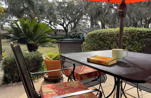 Saint Simons Island Condo | Fall Beach Getaway: Bikes, Pool, King Bed, Well-equipped Kitchen-Walk to Shore!