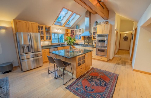 Crested Butte House | Fall Colors 2025 Special! Leaves, Hiking, Biking, Hot Tub, Yard, Downtown!