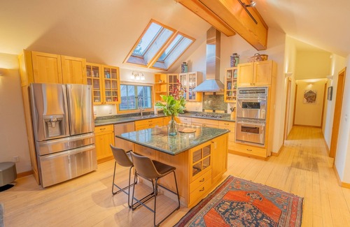 Crested Butte House | Fall Colors 2025 Special! Leaves, Hiking, Biking, Hot Tub, Yard, Downtown!