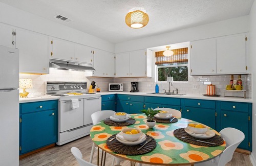Kiska Beach House | Fall Discounts! l 5 Mins Beach & 30A l Outdoor TV for Football Games