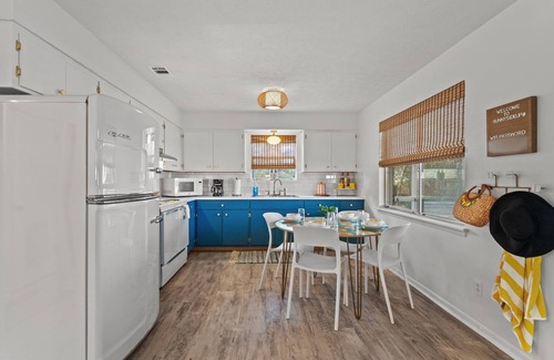 Kiska Beach House | Fall Discounts! l 5 Mins Beach & 30A l Outdoor TV for Football Games