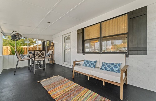 Kiska Beach House | Fall Discounts! l 5 Mins Beach & 30A l Outdoor TV for Football Games