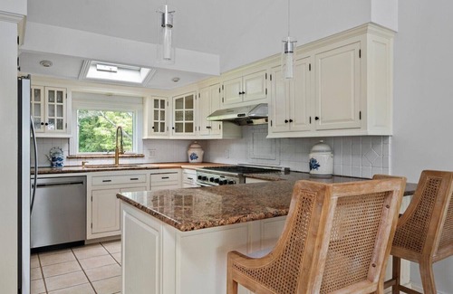 Hampton Bays House | FALL ESCAPE -Bright, Contemporary Residence, Spacious Indoor and Outdoor.