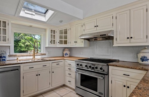 Hampton Bays House | FALL ESCAPE -Bright, Contemporary Residence, Spacious Indoor and Outdoor.