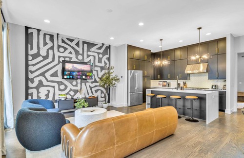 Katie Hill Neighborhood House | Fall fun with hot tub, karaoke, game room near Broadway