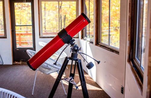 Hayward Ski Chalet | Fall Getaway Resort-3 KING suites, Dog-Friendly