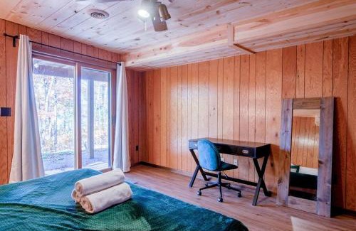 Hayward Ski Chalet | Fall Getaway Resort-3 KING suites, Dog-Friendly