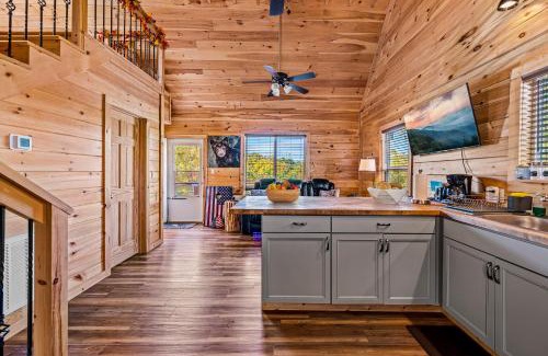 Gatlinburg - Pigeon Forge House | FALL IS HERE! - 10 min to Parkway - Mt View- Hot Tub-Cozy Cabin