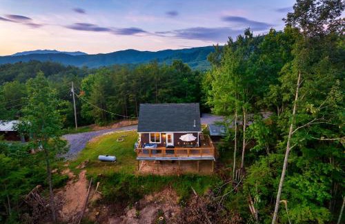 Gatlinburg - Pigeon Forge House | FALL IS HERE! - 10 min to Parkway - Mt View- Hot Tub-Cozy Cabin