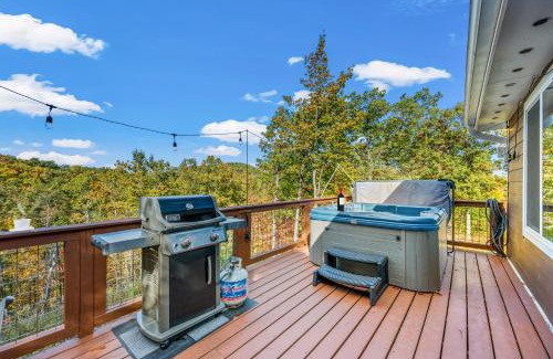 Gatlinburg - Pigeon Forge House | FALL IS HERE! - 10 min to Parkway - Mt View- Hot Tub-Cozy Cabin