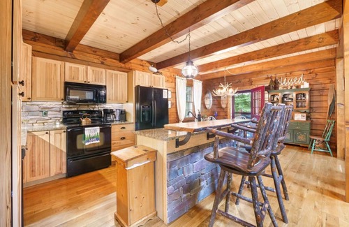 Perrysville Cabin | Fall Log Cabin+Hiking+Fire Pit+Hot Tub
