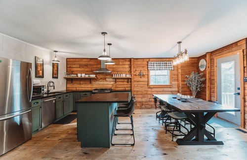 Bourbon Cabin | Fall Nights, Firepit, 10 Acres - Perfect Getaway