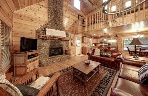 Blue Ridge Cabin | Fall on the Toccoa - Riverfront Fun & Relaxation