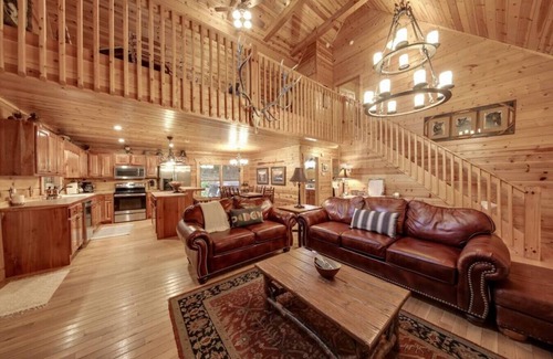 Blue Ridge Cabin | Fall on the Toccoa - Riverfront Fun & Relaxation
