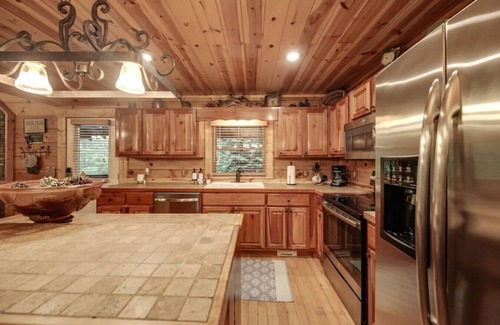 Blue Ridge Cabin | Fall on the Toccoa - Riverfront Fun & Relaxation