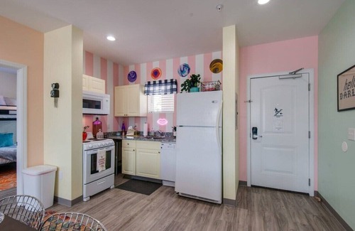 Maxwell Apartment | Fall retreat with modern kitchen, 4K TV near Nissan Stadium