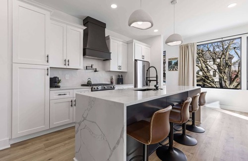 Hurwood Heights House | Fall rooftop hot tubs, game rooms, chef’s kitchens near Geodis Park