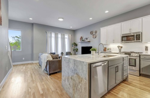 Haynes Area House | Fall rooftop with fire pit, game room, chef’s kitchen near Nissan Stadium