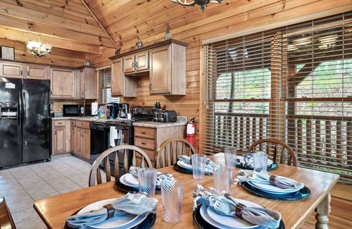 Hemlock Hills Cabin | FALL Sale! Close to Downtown Gatlinburg+Arcade/Mini Theatre+Hot Tub