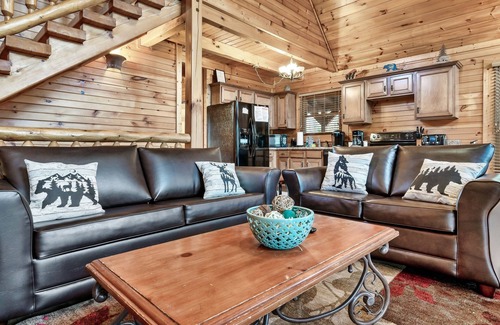 Hemlock Hills Cabin | FALL Sale! Close to Downtown Gatlinburg+Arcade/Mini Theatre+Hot Tub