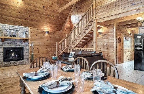 Hemlock Hills Cabin | FALL Sale! Close to Downtown Gatlinburg+Arcade/Mini Theatre+Hot Tub
