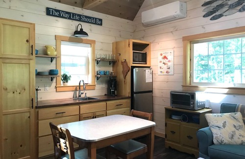 Bristol Cottage | Fall Special 20% off, Pets Stay Free! Modern Cottages w/Heat & AC