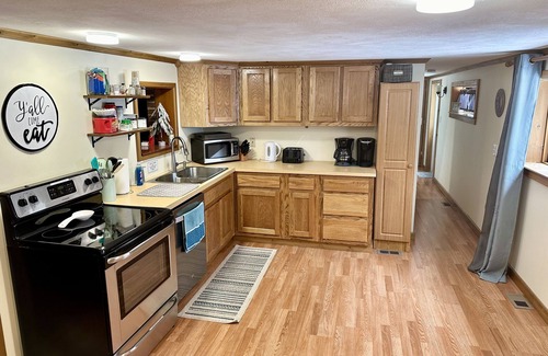 Northeast Michigan Cabin | Fall Vibes! Kayaks, Campfires, S'mores & More! KING BED.