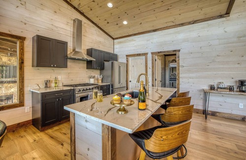 Mineral Bluff Cabin | Fall View*Outdoor Kitchen*Luxury*EPIC Pool