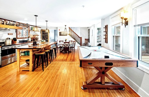 Colrain House | FaLL Western Mass Getaway-Airhockey-Hot tub-Firepit