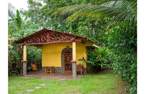 Penas Blancas Cabin | Family Cabin with Rustic finishes
