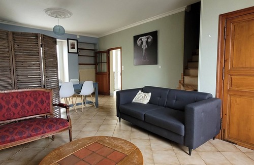 Chateau-Gontier House | Family townhouse