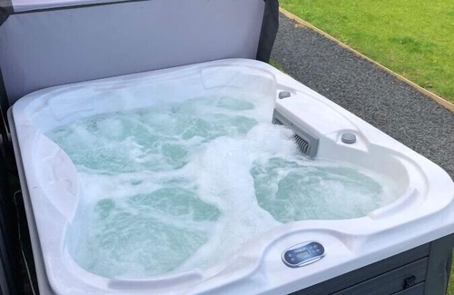Ballycastle Cabin | Family Friendly Glamping Cabin 2 bedroom & Hot Tub