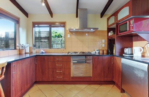 Lynfield House | Family Sunset Retreat with Sea Views