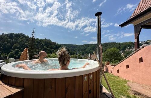 Neuenbuerg House | Familienglück im Schwarzwaldhaus mit Schlossblick