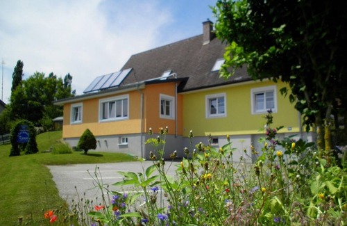Loipersdorf bei Fuerstenfeld Apartment | Familienzimmer - Gästehaus Karin