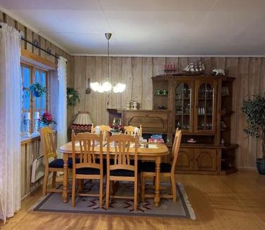 Vikberget House | Familievennlig fritidsbolig i hjertet av Flå, perfekt for besøk i Bjørneparken