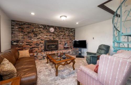 Delmar House | Family 5BR Home – Pets OK Big Yard Grill