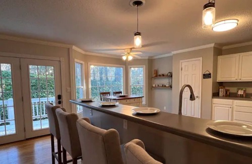 Royal Pines House | Family and friends forest getaway close to DT