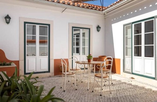 Tomar House | Family and Pet Friendly Home w Pool, Hottub, Outdoor Kitchen/Shower, BBQ, & More