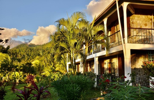 Tanetane Apartment | Family apartment large kitchen /diner opening onto a tropical garden