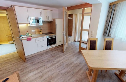 Heiligenblut Bed & Breakfast | Family apartment - Pension-Appartements Bergkristall