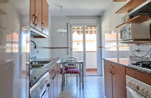 Les Escodines Apartment | Family Apartment with Parking and Pool