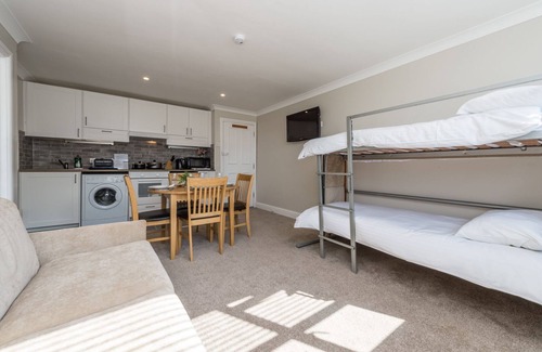 Brondesbury Park Apartment | Family apt,sleeps up to 6 people,parking on street,12 minutes by tube to Centre!