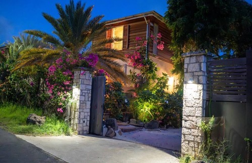 Freemans Bay Villa | Family Beach House. 1 minute to Pigeon Beach - FIRST TIME on RENTAL MARKET