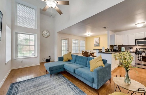 Euless House | Family & Business Retreat|King Bed & Top Amenities