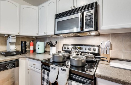 Euless House | Family & Business Retreat|King Bed & Top Amenities